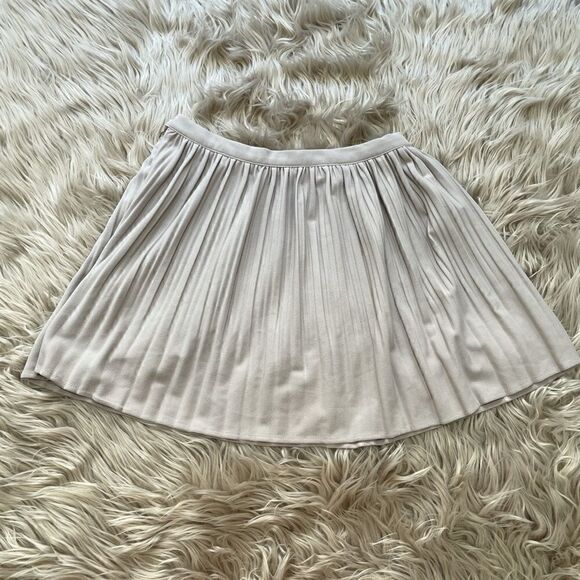 Pleated mini skirt size 28 - Picture 2 of 6